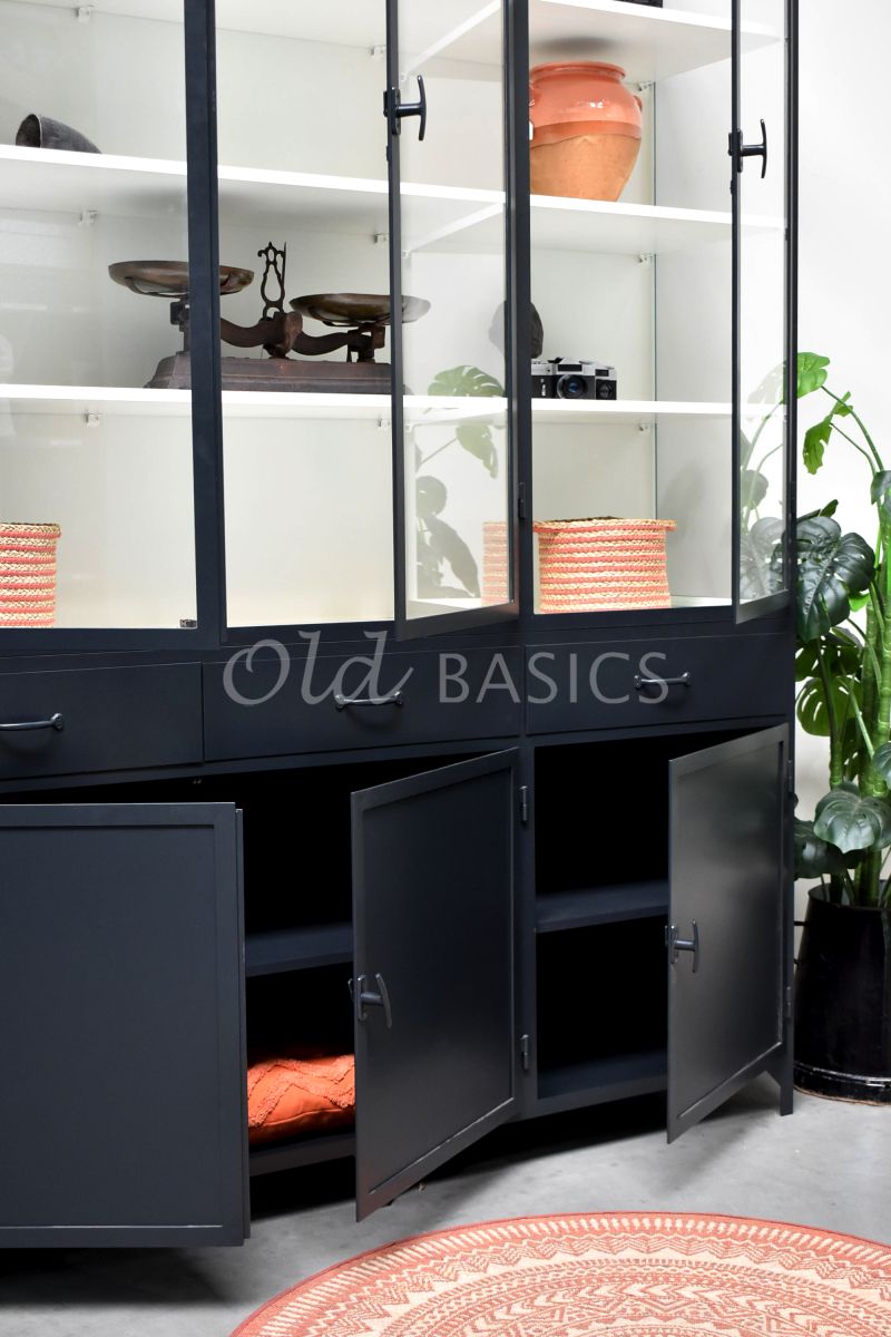 Detail van Apothekerskast Ferro, 3 deuren, RAL7021, grijs, zwart, materiaal staal